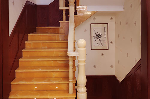 昭觉中式别墅室内汉白玉石楼梯的定制安装装饰效果